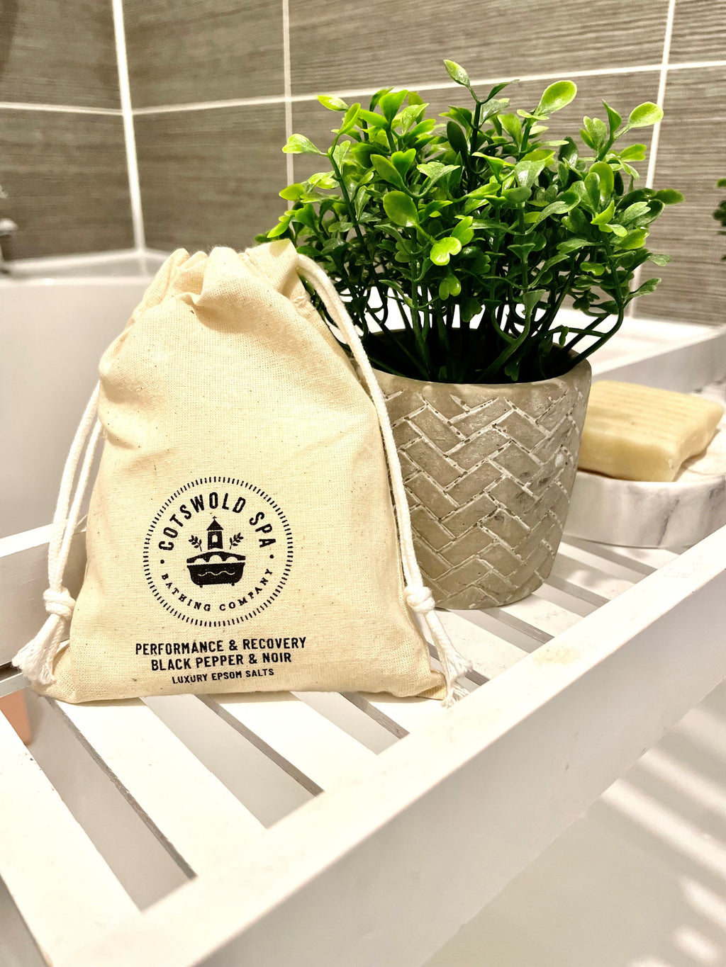 Performance & Recovery Epsom Salts Cotton Pouch with Black Pepper & Noir (250g)